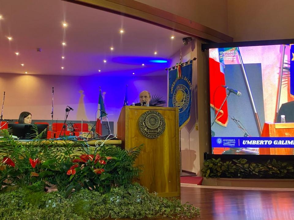 “L’essere umano nell’età della tecnica”: Umberto Galimberti ispira un’umanità che cerca la sua strada