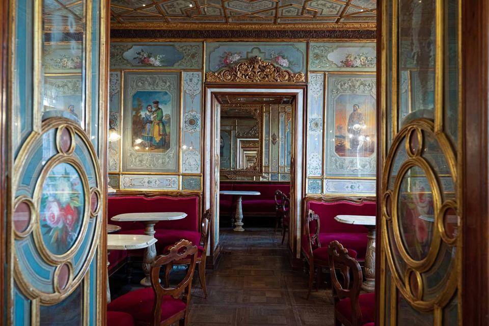 Tradizione, passione e legami familiari. La storia d'Italia attraverso i suoi locali più iconici