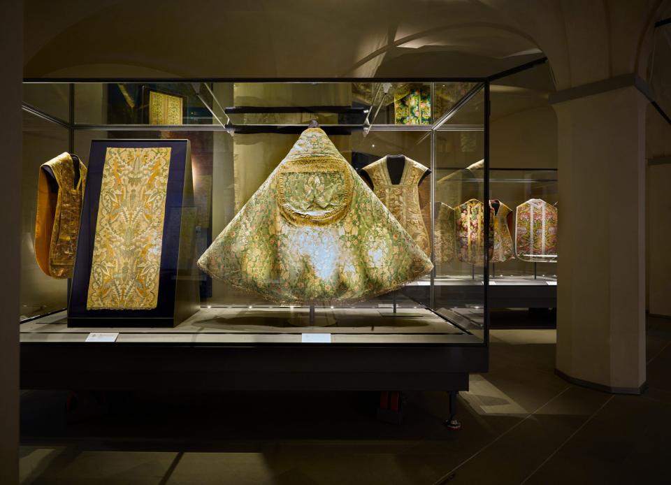 Il Museo del Tessuto tra storia, moda e anniversari: da Alaïa e Balenciaga al manto del Giubileo