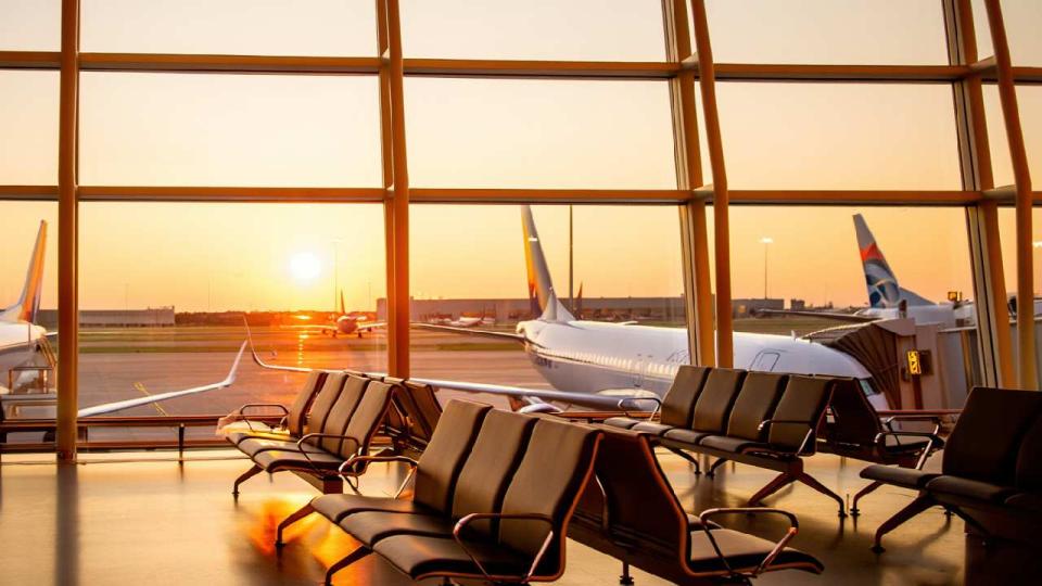 Crisi in Medio Oriente, voli in tilt: cancellazioni più che raddoppiate negli aeroporti italiani