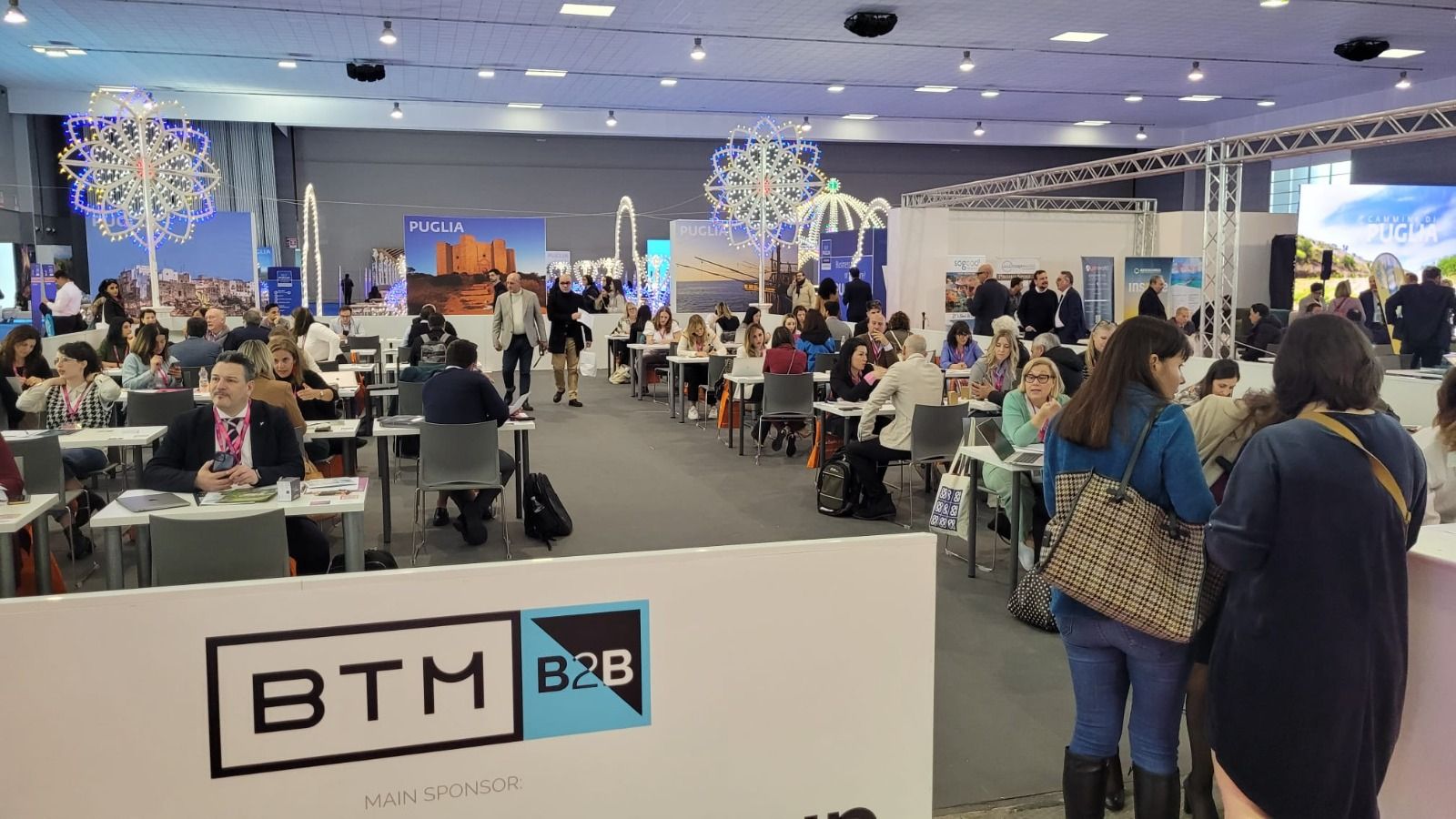 Sala dei B2B di BTM Italia con buyer e operatori ai tavoli degli incontri