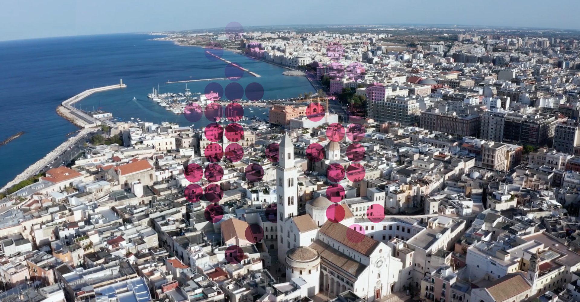 Veduta aerea di Bari con la Cattedrale e il porto