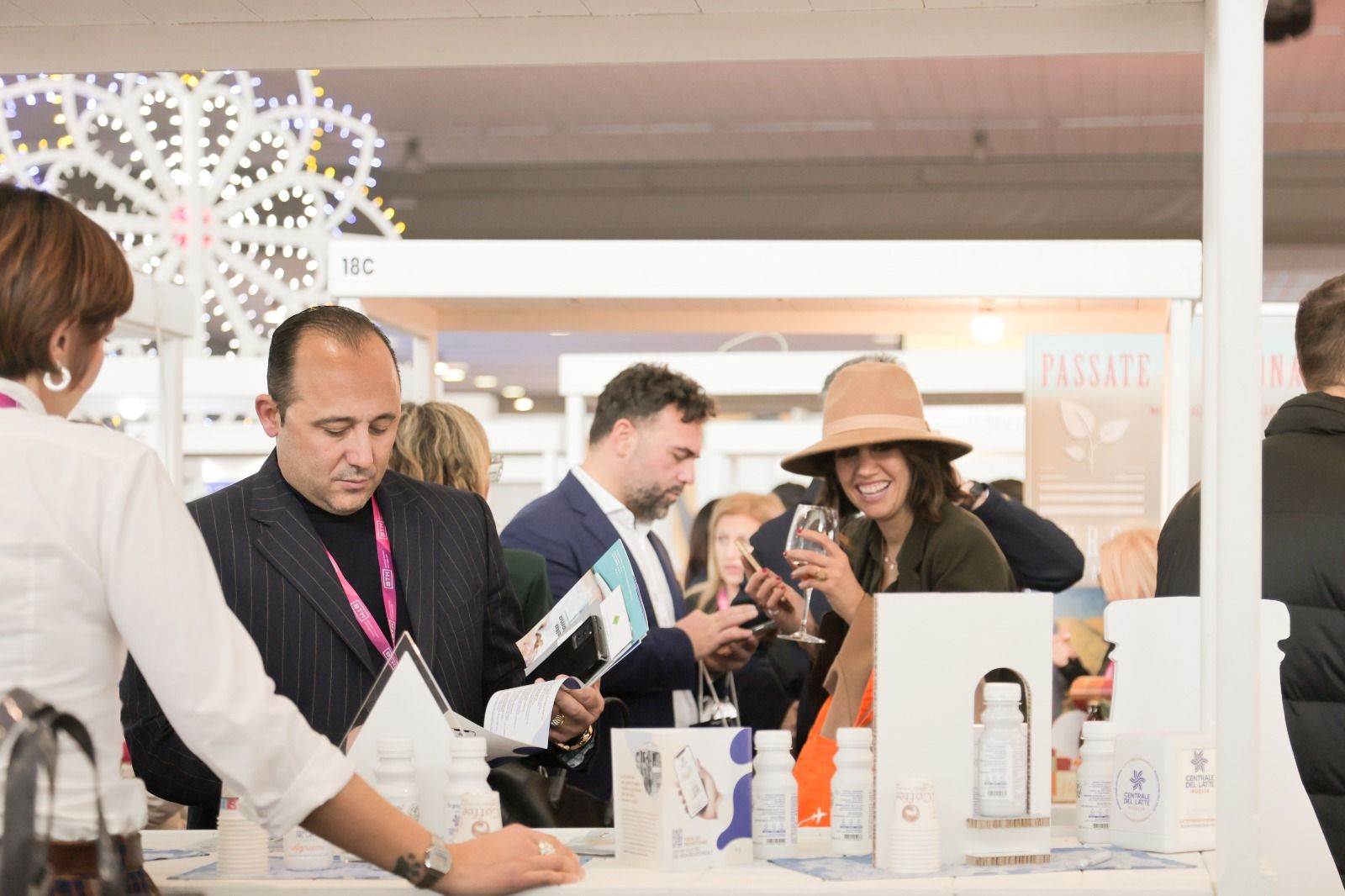 Visitatori in degustazione a uno stand di BTM Gusto
